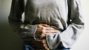 Saps què és un prolapse? El prolapse d'un òrgan pelvià és la caiguda de la bufeta, l'úter o el recte pel conducte vaginal. Les causes poden ser variades com: mals hàbits posturals, estrenyiment, incompetència abdominal, pràctica incorrecta d'exercicis, traumatismes obstètrics,... Quins son els principals símptomes? Sensació de pes a la vagina Pèrdues d'orina o dificultat per orinar o defecar Dolor lumbar o pèlvic Molesties a les relacions sexuals Hi ha 4 graus de prolapse, si no es tracta amb els anys pot augmentar de grau La fisioteràpia de sòl pelvià et pot ajudar a tractar-ho i millorà la teva salut pelviana. Com ho fem? Hàbits de vida saludable Terapia manual Exercicis personalitzats Hipopressius